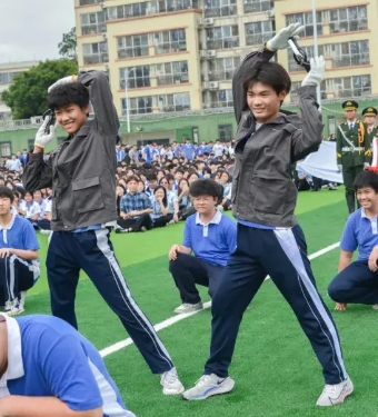 ��Ļ��������Я���߼�����ѧУ��ʮ��У԰�Ļ����ߵ�ʮ���켼�ܽھ�����Ϯ