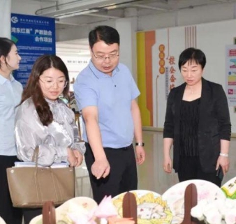 �����л�ְҵ�������������鳤һ�и�������Я���߼�����ѧУ����